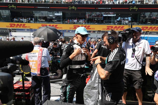 28.06.2026, Red Bull Ring, Spielberg, Formel 1 Großer Preis von Österreich 2026 , im Bild George Russell (GBR), Mercedes-AMG Petronas Formula One Team bekommt von seinem Physio eine Kühlweste und Kühljacke angezogen. (Photo by Alessandro Martellotta Hasan Bratic DeFodi Images) - *** June 28, 2026, Red Bull Ring, Spielberg, 2026 Formula 1 Austrian Grand Prix; pictured: George Russell (GBR) of the Mercedes AMG Petronas Formula One Team is being fitted with a cooling vest and jacket by his physical therapist. Photo by Alessandro Martellotta, Hasan Bratic, DeFodi Images