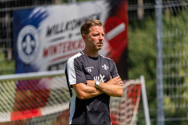 Freisteller, Portrait, Arme verschraenkt, Emotion Florian Kohfeldt (SV Darmstadt 98, Cheftrainer) beobachtet die Mannschaft beim Training, GER, Trainingsauftakt SV Darmstadt 98, Fussball, 2. Bundesliga, Saison 2026 2027, 28.06.2026, DFL REGULATIONS PROHIBIT ANY USE OF PHOTOGRAPHS AS IMAGE SEQUENCES AND OR QUASI-VIDEO, GER, Trainingsauftakt SV Darmstadt 98, Fussball, 2. Bundesliga, Saison 2026 2027, 28.06.2026 Lindenfels-Winterkasten *** Headshot, portrait, arms crossed, emotion: Florian Kohfeldt of SV Darmstadt 98, head coach, watches the team during training, GER, SV Darmstadt 98 training kickoff, soccer, 2. Bundesliga, 2026–2027 season, June 28, 2026, DFL regulations prohibit any use of photographs as image sequences and or quasi-video, GER, SV Darmstadt 98 training kickoff, soccer, 2. Bundesliga, 2026–2027 season, June 28, 2026, Lindenfels Winterkasten Copyright: xEibner-Pressefoto Jan-NiclasxGrox EP_JGG