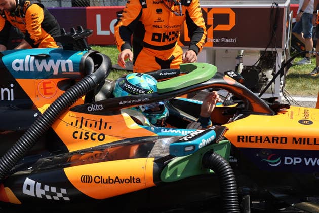 28.06.2026, Red Bull Ring, Spielberg, Formel 1 Großer Preis von Österreich 2026 , im Bild Oscar Piastri (AUS), McLaren Mastercard F1 Team bekommt von seinem Physio eine Kühlweste angezogen. (Photo by Alessandro Martellotta Hasan Bratic DeFodi Images) - *** June 28, 2026, Red Bull Ring, Spielberg, 2026 Formula 1 Austrian Grand Prix; pictured: Oscar Piastri (AUS) of the McLaren Mastercard F1 Team as his physical therapist helps him put on a cooling vest. Photo by Alessandro Martellotta, Hasan Bratic, DeFodi Images