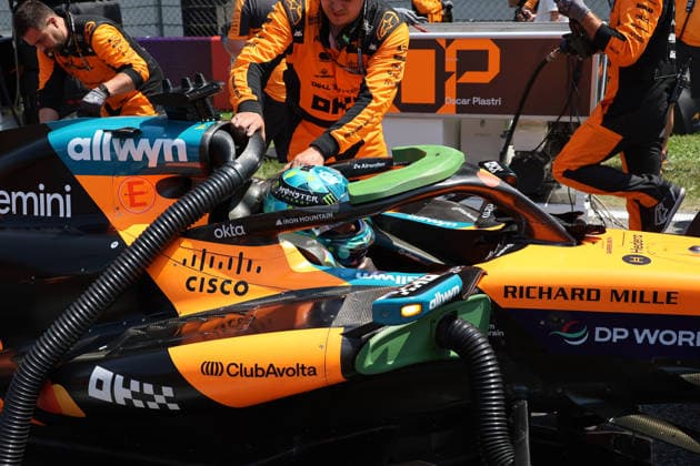 28.06.2026, Red Bull Ring, Spielberg, Formel 1 Großer Preis von Österreich 2026 , im Bild Oscar Piastri (AUS), McLaren Mastercard F1 Team bekommt von seinem Physio eine Kühlweste angezogen. (Photo by Alessandro Martellotta Hasan Bratic DeFodi Images) - *** June 28, 2026, Red Bull Ring, Spielberg, 2026 Formula 1 Austrian Grand Prix; pictured: Oscar Piastri (AUS) of the McLaren Mastercard F1 Team as his physical therapist helps him put on a cooling vest. Photo by Alessandro Martellotta, Hasan Bratic, DeFodi Images