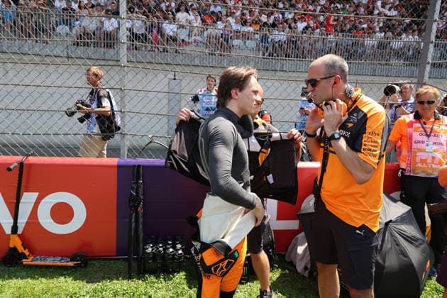 28.06.2026, Red Bull Ring, Spielberg, Formel 1 Großer Preis von Österreich 2026 , im Bild Oscar Piastri (AUS), McLaren Mastercard F1 Team bekommt von seinem Physio eine Kühlweste angezogen. (Photo by Alessandro Martellotta Hasan Bratic DeFodi Images) - *** June 28, 2026, Red Bull Ring, Spielberg, 2026 Formula 1 Austrian Grand Prix; pictured: Oscar Piastri (AUS) of the McLaren Mastercard F1 Team as his physical therapist helps him put on a cooling vest. Photo by Alessandro Martellotta, Hasan Bratic, DeFodi Images