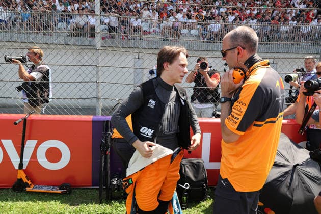 28.06.2026, Red Bull Ring, Spielberg, Formel 1 Großer Preis von Österreich 2026 , im Bild Oscar Piastri (AUS), McLaren Mastercard F1 Team bekommt von seinem Physio eine Kühlweste angezogen. (Photo by Alessandro Martellotta Hasan Bratic DeFodi Images) - *** June 28, 2026, Red Bull Ring, Spielberg, 2026 Formula 1 Austrian Grand Prix; pictured: Oscar Piastri (AUS) of the McLaren Mastercard F1 Team as his physical therapist helps him put on a cooling vest. Photo by Alessandro Martellotta, Hasan Bratic, DeFodi Images