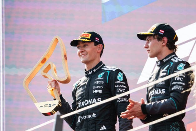 AUT, Lenovo Grand Prix von Österreich, Rennen, Formel 1 Weltmeisterschaft Saison 2026 28.06.2026, Red Bull Ring, Spielberg, AUT, Lenovo Grand Prix von Österreich, Rennen, Formel 1 Weltmeisterschaft Saison 2026, im Bild George Russell (Mercedes-AMG Petronas F1 Team, Großbritannien, 63) jubelt bei der Siegerehrung auf dem Podium über den Sieg, daneben Andrea Kimi Antonelli (Mercedes-AMG Petronas F1 Team, Italien, 12), *** AUT, Lenovo Austrian Grand Prix, Race, Formula 1 World Championship 2026 Season, June 28, 2026, Red Bull Ring, Spielberg, AUT, Lenovo Austrian Grand Prix, Race, 2026 Formula 1 World Championship Season, pictured: George Russell of the Mercedes AMG Petronas F1 Team, Great Britain, No. 63, celebrating his victory on the podium during the award ceremony, next to him is Andrea Kimi Antonelli of the Mercedes AMG Petronas F1 Team, Italy, No. 12, nordphotoxGmbHx xMemmler nph00005