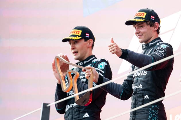 AUT, Lenovo Grand Prix von Österreich, Rennen, Formel 1 Weltmeisterschaft Saison 2026 28.06.2026, Red Bull Ring, Spielberg, AUT, Lenovo Grand Prix von Österreich, Rennen, Formel 1 Weltmeisterschaft Saison 2026, im Bild Andrea Kimi Antonelli (Mercedes-AMG Petronas F1 Team, Italien, 12) jubelt bei der Siegerehrung auf dem Podium über Platz 3, daneben George Russell (Mercedes-AMG Petronas F1 Team, Großbritannien, 63), *** AUT, Lenovo Austrian Grand Prix, Race, 2026 Formula 1 World Championship Season, June 28, 2026, Red Bull Ring, Spielberg, AUT, Lenovo Austrian Grand Prix, Race, 2026 Formula 1 World Championship Season, pictured: Andrea Kimi Antonelli of the Mercedes AMG Petronas F1 Team, Italy, No. 12, celebrating his third-place finish on the podium during the award ceremony, next to him is George Russell of the Mercedes AMG Petronas F1 Team, Great Britain, No. 63, nordphotoxGmbHx xMemmler nph00005