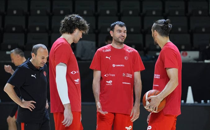 Turkish National Basketball Team training session ahead of FIBA World Cup Qualifiers ISTANBUL, TURKIYE - JUNE 28: Players of the Turkish National Men s Basketball Team are seen during a training session under the management of head coach Ergin Ataman ahead of their upcoming matches against Bosnia and Herzegovina, and Switzerland for the 2027 FIBA Basketball World Cup European Qualifiers, at Besiktas GAIN Sports Complex in Istanbul, Turkiye on June 28, 2026. The first 10 minutes of the practice session, which included passing and warm-up drills, were open to the press. Esra Bilgin Anadolu Istanbul Turkey. Editorial use only. Please get in touch for any other usage.  Copyright: x2026xAnadoluxEsraxBilginx