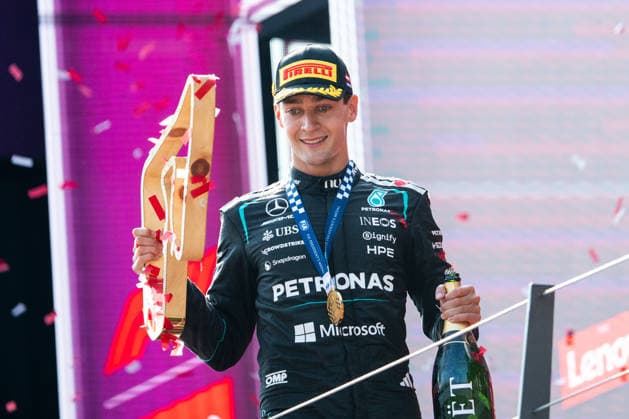 AUT, Lenovo Grand Prix von Österreich, Rennen, Formel 1 Weltmeisterschaft Saison 2026 28.06.2026, Red Bull Ring, Spielberg, AUT, Lenovo Grand Prix von Österreich, Rennen, Formel 1 Weltmeisterschaft Saison 2026, im Bild George Russell (Mercedes-AMG Petronas F1 Team, Großbritannien, 63) jubelt bei der Siegerehrung auf dem Podium über den Sieg, *** AUT, Lenovo Grand Prix of Austria, Race, 2026 Formula 1 World Championship Season, June 28, 2026, Red Bull Ring, Spielberg, AUT, Lenovo Austrian Grand Prix, Race, 2026 Formula 1 World Championship Season, Pictured: George Russell of the Mercedes AMG Petronas F1 Team, Great Britain, No. 63, celebrating his victory on the podium during the award ceremony, nordphotoxGmbHx xMemmler nph00005