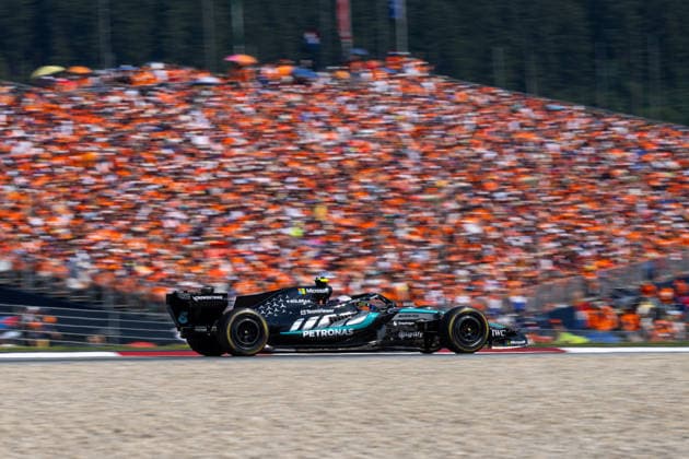 Andrea Kimi Antonelli (Mercedes-AMG Petronas F1 Team, Italien, 12) im F1 W17, dahinter niederländische Fans auf der Tribüne AUT, Formel 1 Weltmeisterschaft, Grand Prix von Österreich, Red Bull Ring Spielberg, Rennen, Saison 2026, 28.06.2026 AUT, Formel 1 Weltmeisterschaft, Grand Prix von Österreich, Red Bull Ring Spielberg, Rennen, Saison 2026, 28.06.2026 Spielberg *** Andrea Kimi Antonelli, Mercedes AMG Petronas F1 Team, Italy, No. 12 in the F1 W17, with Dutch fans behind him in the stands; AUT, Formula 1 World Championship, Austrian Grand Prix, Red Bull Ring, Spielberg, Race, 2026 Season, June 28, 2026, AUT, Formula 1 World Championship, Austrian Grand Prix, Red Bull Ring, Spielberg, race, 2026 season, June 28, 2026, Spielberg Copyright: xEibner-Pressefoto Memmlerx EP_MMR