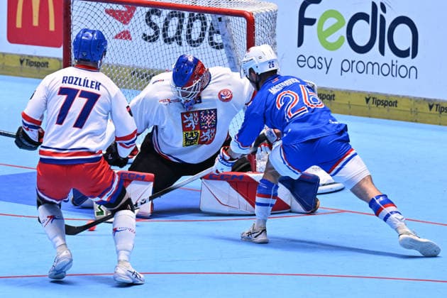 L-R Vit Rozlilek (CZE), goalkeeper Vojtech Mokry (CZE) and Connor McStravick (USA) in action during the Men s World Ball Hockey Championship Final: Czech Republic vs. USA, Ostravar Arena, Ostrava, June 28, 2026. (CTKxPhoto JaroslavxOzana) CTKPhotoP2026062804997  CTKPhotoP2026062804997