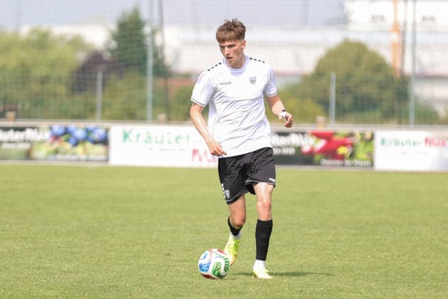 28.06.2026, Fußball, Testspiel, Saison 2026 2027: TSV Abtswind - FC Schweinfurt 05 Johannes Theinhardt (FC Schweinfurt 05, 05) mit Ball, Einzelbild Abtswind Kräuter Mix Arena Bayern Unterfranken Deutschland *** June 28, 2026, Soccer, Friendly Match, 2026–2027 Season, TSV Abtswind vs. FC Schweinfurt 05, Johannes Theinhardt of FC Schweinfurt 05 with the ball, still image, Abtswind Kräuter Mix Arena, Bavaria, Lower Franconia, Germany