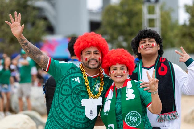 June 28, 2026, Los Angeles, California, USA: Fans arrive before the FIFA World Cup, WM, Weltmeisterschaft, Fussball Round of 32 soccer match between Canada and South Africa at SoFi Stadium in Inglewood, Calif., Sunday, June 28, 2026. Los Angeles USA - ZUMAc68_ 20260628_zaf_c68_004 Copyright: xRingoxChiux