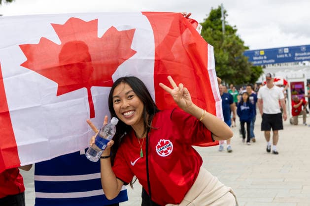 June 28, 2026, Los Angeles, California, USA: Fans arrive before the FIFA World Cup, WM, Weltmeisterschaft, Fussball Round of 32 soccer match between Canada and South Africa at SoFi Stadium in Inglewood, Calif., Sunday, June 28, 2026. Los Angeles USA - ZUMAc68_ 20260628_zaf_c68_006 Copyright: xRingoxChiux