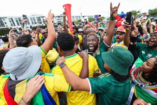 FIFA World Cup, WM, Weltmeisterschaft, Fussball 2026 Round of 32 - South Africa vs Canada - Fan Features FIFA World Cup 2026 - Round of 32 - South Africa vs Canada South Africa fans rally outside Los Angeles Stadium prior to the FIFA World Cup 2026 Round of 32 match between South Africa and Canada in Los Angeles, California, USA, 28 June 2026. South Africa fans cheer outside the stadium ahead of the FIFA World Cup 2026 Round of 32 match South Africa against Canada, in Los Angeles, USA, 28 June 2026. LOS ANGELES LOS ANGELES CALIFORNIA CALIFORNIA UNITED STATES United States  Copyright: xCHRISTOPERxTORRESx
