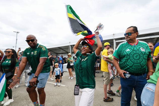 FIFA World Cup, WM, Weltmeisterschaft, Fussball 2026 Round of 32 - South Africa vs Canada - Fan Features FIFA World Cup 2026 - Round of 32 - South Africa vs Canada South Africa fans rally outside Los Angeles Stadium prior to the FIFA World Cup 2026 Round of 32 match between South Africa and Canada in Los Angeles, California, USA, 28 June 2026. South Africa fans cheer outside the stadium ahead of the FIFA World Cup 2026 Round of 32 match South Africa against Canada, in Los Angeles, USA, 28 June 2026. LOS ANGELES LOS ANGELES CALIFORNIA CALIFORNIA UNITED STATES United States  Copyright: xCHRISTOPERxTORRESx