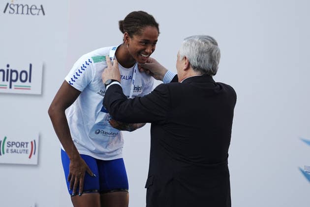 Antonio Taiani, Italian Foreign Minister, rewards Sara Curtis from Italy at the 62 th Trofeo Settecolli at Foro Italico in Rome, Italy Sunday, June 28, 2026. - swimming .  Copyright: xGianxMattiaxD Alberto LaPressex