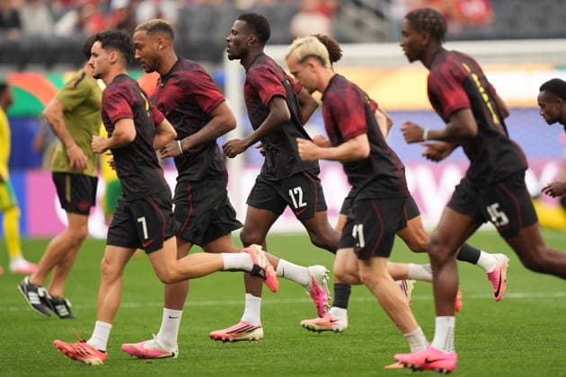 FIFA World Cup, WM, Weltmeisterschaft, Fussball 2026 - Round of 32 - South Africa vs Canada Tani Oluwaseyi (3-L) of Canada goes through warm-up routines before the FIFA World Cup 2026 Round of 32 match South Africa against Canada, in Los Angeles, USA, 28 June 2026. LOS ANGELES United States  Copyright: xSCOTTxSTRAZZANTEx