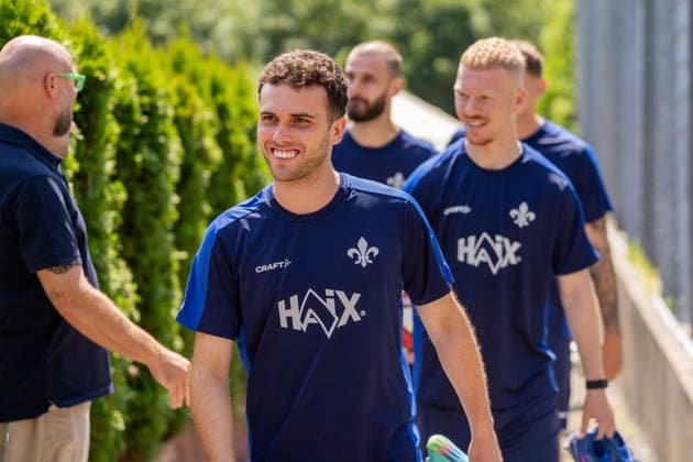 Mannschaft auf dem Weg zum Trainingsplatz, v.l. Sergio Lopez (SV Darmstadt 98, 02), Kai Klefisch (SV Darmstadt 98, 17), GER, Trainingsauftakt SV Darmstadt 98, Fussball, 2. Bundesliga, Saison 2026 2027, 28.06.2026, DFL REGULATIONS PROHIBIT ANY USE OF PHOTOGRAPHS AS IMAGE SEQUENCES AND OR QUASI-VIDEO, GER, Trainingsauftakt SV Darmstadt 98, Fussball, 2. Bundesliga, Saison 2026 2027, 28.06.2026 Lindenfels-Winterkasten *** Team on their way to the training field, from left: Sergio Lopez, SV Darmstadt 98, 02, Kai Klefisch, SV Darmstadt 98, 17, GER, SV Darmstadt 98 training kickoff, soccer, 2. Bundesliga, 2026–2027 season, June 28, 2026, DFL regulations prohibit any use of photographs as image sequences and or quasi-video, GER, SV Darmstadt 98 training kickoff, soccer, 2. Bundesliga, 2026–2027 season, June 28, 2026, Lindenfels Winterkasten Copyright: xEibner-Pressefoto Jan-NiclasxGrox EP_JGG