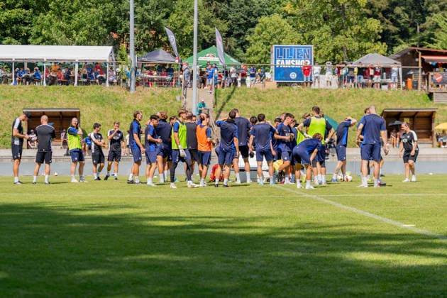 Mannschaft von SV Darmstadt 98 im Mannschaftskreis, GER, Trainingsauftakt SV Darmstadt 98, Fussball, 2. Bundesliga, Saison 2026 2027, 28.06.2026, DFL REGULATIONS PROHIBIT ANY USE OF PHOTOGRAPHS AS IMAGE SEQUENCES AND OR QUASI-VIDEO, GER, Trainingsauftakt SV Darmstadt 98, Fussball, 2. Bundesliga, Saison 2026 2027, 28.06.2026 Lindenfels-Winterkasten *** SV Darmstadt 98 team in a huddle, GER, SV Darmstadt 98 training kickoff, soccer, 2. Bundesliga, 2026–2027 season, June 28, 2026, DFL regulations prohibit any use of photographs as image sequences and or quasi-video, GER, SV Darmstadt 98 training kickoff, soccer, 2. Bundesliga, 2026–2027 season, June 28, 2026, Lindenfels Winterkasten Copyright: xEibner-Pressefoto Jan-NiclasxGrox EP_JGG