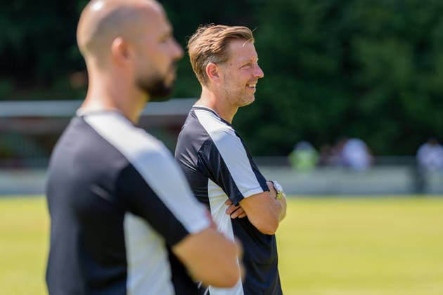 Florian Kohfeldt (SV Darmstadt 98, Cheftrainer, r.), Alexander Kynass (SV Darmstadt 98, Torwart-Trainer, l.) beobachten die Mannschaft bei einer Uebung, GER, Trainingsauftakt SV Darmstadt 98, Fussball, 2. Bundesliga, Saison 2026 2027, 28.06.2026, DFL REGULATIONS PROHIBIT ANY USE OF PHOTOGRAPHS AS IMAGE SEQUENCES AND OR QUASI-VIDEO, GER, Trainingsauftakt SV Darmstadt 98, Fussball, 2. Bundesliga, Saison 2026 2027, 28.06.2026 Lindenfels-Winterkasten *** Florian Kohfeldt, SV Darmstadt 98, head coach (right), and Alexander Kynass, SV Darmstadt 98, goalkeeper coach (left), watch the team during a drill, GER, SV Darmstadt 98 training kickoff, soccer, 2. Bundesliga, 2026–2027 season, June 28, 2026, DFL regulations prohibit any use of photographs as image sequences and or quasi-video, GER, SV Darmstadt 98 training kickoff, soccer, 2. Bundesliga, 2026–2027 season, June 28, 2026, Lindenfels Winterkasten Copyright: xEibner-Pressefoto Jan-NiclasxGrox EP_JGG
