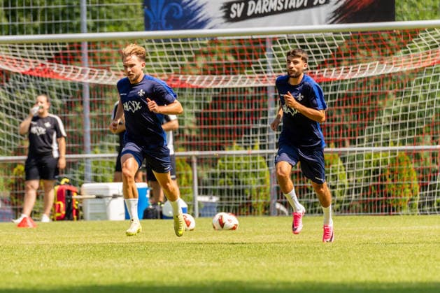 Freisteller, Rennen, Sprinten, Laufen, v.l. Lars Kehl (SV Darmstadt 98, 22), Ibrahim El Kadiri (SV Darmstadt 98, 11), GER, Trainingsauftakt SV Darmstadt 98, Fussball, 2. Bundesliga, Saison 2026 2027, 28.06.2026, DFL REGULATIONS PROHIBIT ANY USE OF PHOTOGRAPHS AS IMAGE SEQUENCES AND OR QUASI-VIDEO, GER, Trainingsauftakt SV Darmstadt 98, Fussball, 2. Bundesliga, Saison 2026 2027, 28.06.2026 Lindenfels-Winterkasten *** Free kick, race, sprint, running, from left: Lars Kehl (SV Darmstadt 98), 22, Ibrahim El Kadiri (SV Darmstadt 98), 11, GER, start of training for SV Darmstadt 98, soccer, 2. Bundesliga, 2026–2027 season, June 28, 2026, DFL regulations prohibit any use of photographs as image sequences and or quasi-video, GER, SV Darmstadt 98 training kickoff, soccer, 2. Bundesliga, 2026–2027 season, June 28, 2026, Lindenfels Winterkasten Copyright: xEibner-Pressefoto Jan-NiclasxGrox EP_JGG