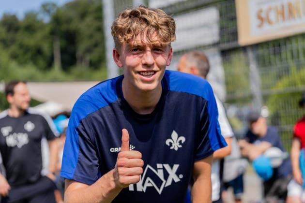 Freisteller, Portrait, Emotion, Freude, Daumen hoch, Geste, Gestik Nicolas Verkooijen (SV Darmstadt 98, 10), GER, Trainingsauftakt SV Darmstadt 98, Fussball, 2. Bundesliga, Saison 2026 2027, 28.06.2026, DFL REGULATIONS PROHIBIT ANY USE OF PHOTOGRAPHS AS IMAGE SEQUENCES AND OR QUASI-VIDEO, GER, Trainingsauftakt SV Darmstadt 98, Fussball, 2. Bundesliga, Saison 2026 2027, 28.06.2026 Lindenfels-Winterkasten *** Cutout, Portrait, Emotion, Joy, Thumbs-up, Gesture, Body Language Nicolas Verkooijen SV Darmstadt 98, 10, GER, SV Darmstadt 98 Training Kickoff, Soccer, 2. Bundesliga, 2026–2027 Season, June 28, 2026, DFL regulations prohibit any use of photographs as image sequences and or quasi-video, GER, SV Darmstadt 98 training kickoff, soccer, 2. Bundesliga, 2026–2027 season, June 28, 2026, Lindenfels Winterkasten Copyright: xEibner-Pressefoto Jan-NiclasxGrox EP_JGG