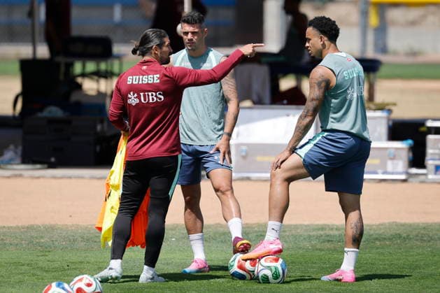FIFA World Cup, WM, Weltmeisterschaft, Fussball 2026 - Switzerland training session Switzerland s assistant coach Davide Calla, left, talks to Granit Xhaka, center, and Noah Okafor during a training session of the Swiss national soccer team at the SDJA in San Diego, California, USA, 28 June 2026. San Diego United States  Copyright: xPETERxKLAUNZERx