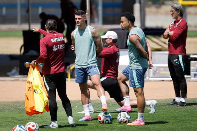 FIFA World Cup, WM, Weltmeisterschaft, Fussball 2026 - Switzerland training session Switzerland s assistant coach Davide Calla, left, talks to Granit Xhaka, center, and Noah Okafor, front right, next to Switzerland s head coach Murat Yakin, back right and goalkeeper coach Patrick Foletti, center back, during a training session of the Swiss national soccer team at the SDJA in San Diego, California, USA, 28 June 2026. San Diego United States  Copyright: xPETERxKLAUNZERx