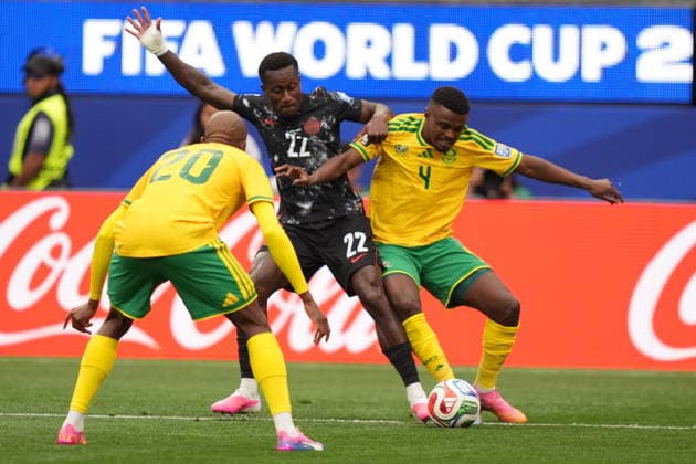 FIFA World Cup, WM, Weltmeisterschaft, Fussball 2026 - Round of 32 - South Africa vs Canada Teboho Mokoena (R) of South Africa in action against Richie Laryea of Canada during the FIFA World Cup 2026 Round of 32 match South Africa against Canada, in Los Angeles, USA, 28 June 2026. LOS ANGELES United States  Copyright: xSCOTTxSTRAZZANTEx
