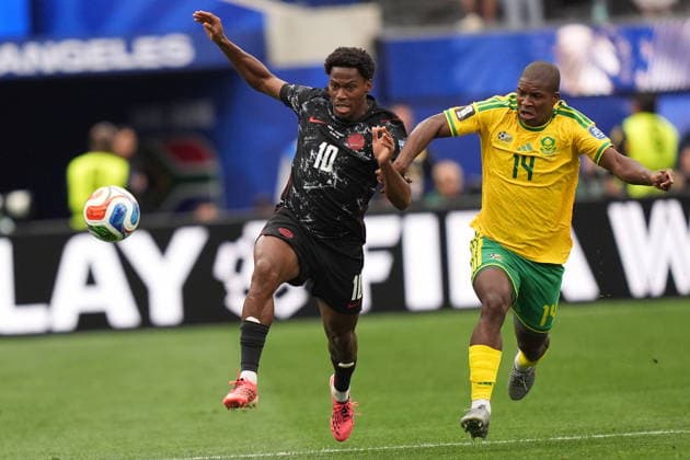 FIFA World Cup, WM, Weltmeisterschaft, Fussball 2026 - Round of 32 - South Africa vs Canada Jonathan David (L) of Canada in action against Mbekezeli Mbokazi of South Africa during the FIFA World Cup 2026 Round of 32 match South Africa against Canada, in Los Angeles, USA, 28 June 2026. LOS ANGELES United States  Copyright: xSCOTTxSTRAZZANTEx