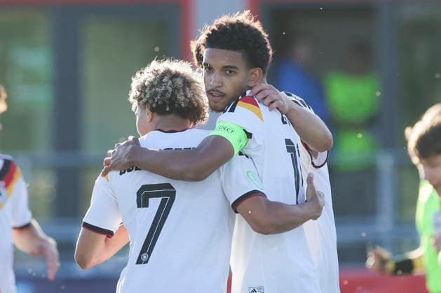 Francis Onyeka (Germany) bejubelt seinen Treffer zum 1:0 mit Montrell Culbreath (Germany), UEFA European Under-19 Championship 2026 Group A, Germany v Denmark, Central Park Stadium am 28. June 2026 in Denbigh, Vereinigtes Königreich. (Foto von Marco Steinbrenner DeFodi Images) Francis Onyeka (Germany) celebrates after scoring his teams first goal with Montrell Culbreath (Germany), UEFA European Under-19 Championship 2026 Group A, Germany v Denmark, Central Park Stadium, June 28, 2026 in Denbigh, United Kingdom. (Photo by Marco Steinbrenner DeFodi Images) - *** Francis Onyeka (Germany) celebrates his goal to make it 1–0 with Montrell Culbreath (Germany), 2026 UEFA European Under-19 Championship, Group A, Germany vs. Denmark, Central Park Stadium on June 28, 2026, in Denbigh, United Kingdom. Photo by Marco Steinbrenner, DeFodi Images. Francis Onyeka (Germany) celebrates after scoring his team’s first goal with Montrell Culbreath (Germany), UEFA European Under-19 Championship 2026, Group A, Germany vs. Denmark, Central Park Stadium, June 28, 2026, in Denbigh, United Kingdom. Photo by Marco Steinbrenner, DeFodi Images