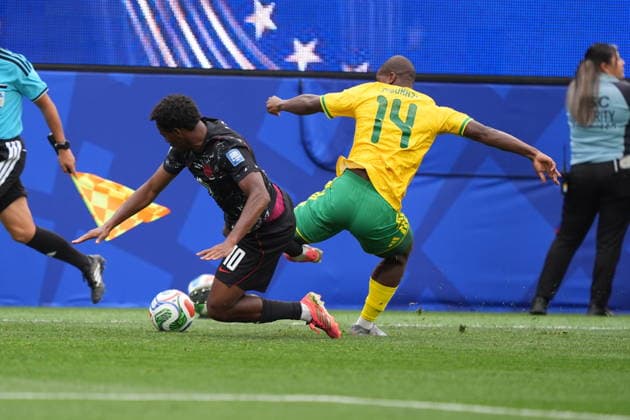 South Africa v Canada - FIFA World Cup, WM, Weltmeisterschaft, Fussball 2026 - Round of 32 INGLEWOOD, CALIFORNIA - JUNE 28: Mbekezeli Mbokazi (14) of South Africa in action against Jonathan David (10) of Canada during the 2026 FIFA World Cup Round of 32 match between South Africa and Canada at Los Angeles Stadium (SoFi Stadium) in Inglewood, California, United States on June 28, 2026. Tayfun Coskun Anadolu California United States. Editorial use only. Please get in touch for any other usage.  Copyright: x2026xAnadoluxTayfunxCoskunx