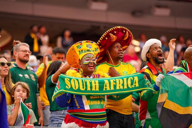 USA: Fußball FIFA World Cup, WM, Weltmeisterschaft, Fussball 2026, Sechzehntelfinale, Round of 32, Südafrika vs Kanada, South Africa vs Canada, SoFi Stadium (Inglewood, Los Angeles County, Kalifornien): Südafrikanische Fußballfans, Fanblock, Fankultur, Nationalfarben, Südafrika, Nationalflagge, Fanbekleidung, Gesichtsbemalung, Sombrero, traditionelle Kopfbedeckung, Mama Joy, Fanikone, Schal South Africa, Jubel, Emotionen, Zuschauer, Tribüne, Public, WM-Atmosphäre, Fußballbegeisterung, Porträt, Gruppenporträt, Stimmung, Sportveranstaltung *** USA Soccer FIFA World Cup 2026, Round of 32, South Africa vs. Canada, SoFi Stadium, Inglewood, Los Angeles County, California; South African soccer fans, fan section, fan culture, national colors, South Africa, national flag, Fan apparel, face paint, sombrero, traditional headwear, Mama Joy, fan icon, South Africa scarf, cheering, emotions, spectators, stands, public, World Cup atmosphere, soccer enthusiasm, portrait, group portrait, atmosphere, sporting event Copyright: xJOERANxSTEINSIEKx