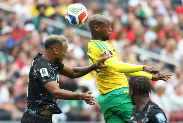 RECORD DATE NOT STATED FIFA World Cup, WM, Weltmeisterschaft, Fussball 2026 - Round of 32 - South Africa vs Canada Derek Cornelius of Canada (L) and Evidence Makgopa of South Africa (C) in action during the FIFA World Cup 2026 Round of 32 match South Africa against Canada, in Los Angeles, USA, 28 June 2026. LOS ANGELES United States  Copyright: xCHRISTOPERxTORRESx
