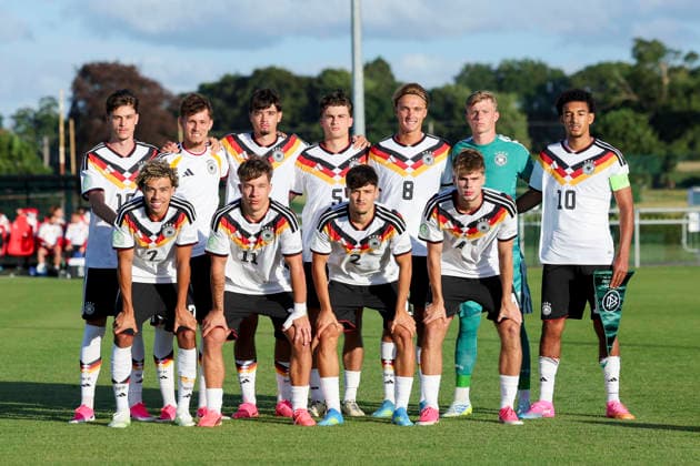 Torhueter Florian Hellstern (Germany), Rafael Pinto Pedrosa (Germany), Mick Schmetgens (Germany), Ben Nink (Germany), Montrell Culbreath (Germany), Luis Engelns (Germany), Otto Stange (Germany), Francis Onyeka (Germany), Moritz Reimers (Germany), Luca Erlein (Germany) und Mirza Catovic (Germany) stellen sich zum Mannschaftsfoto auf, UEFA European Under-19 Championship 2026 Group A, Germany v Denmark, Central Park Stadium am 28. June 2026 in Denbigh, Vereinigtes Königreich. (Foto von Marco Steinbrenner DeFodi Images) Torhueter Florian Hellstern (Germany), Rafael Pinto Pedrosa (Germany), Mick Schmetgens (Germany), Ben Nink (Germany), Montrell Culbreath (Germany), Luis Engelns (Germany), Otto Stange (Germany), Francis Onyeka (Germany), Moritz Reimers (Germany), Luca Erlein (Germany) und Mirza Catovic (Germany) pose for a team photo, UEFA European Under-19 Championship 2026 Group A, Germany v Denmark, Central Park Stadium, June 28, 2026 in Denbigh, United Kingdom. (Photo by Marco Steinbrenner DeFodi Images) - *** Goalkeeper Florian Hellstern (Germany), Rafael Pinto Pedrosa (Germany), Mick Schmetgens (Germany), Ben Nink (Germany), Montrell Culbreath (Germany), Luis Engelns (Germany), Otto Stange (Germany), Francis Onyeka (Germany), Moritz Reimers (Germany), Luca Erlein (Germany) and Mirza Catovic (Germany) pose for the team photo, 2026 UEFA European Under-19 Championship Group A, Germany vs. Denmark, Central Park Stadium on June 28, 2026, in Denbigh, United Kingdom. Photo by Marco Steinbrenner, DeFodi Images. Goalkeeper Florian Hellstern (Germany), Rafael Pinto Pedrosa (Germany), Mick Schmetgens (Germany), Ben Nink (Germany), Montrell Culbreath (Germany), Luis Engelns (Germany), Otto Stange (Germany), Francis Onyeka (Germany), Moritz Reimers (Germany), Luca Erlein (Germany), and Mirza Catovic (Germany) pose for a team photo, 2026 UEFA European Under-19 Championship, Group A, Germany vs. Denmark, Central Park Stadium, June 28, 2026, in Denbigh, United Kingdom. Photo by Marco Steinbrenner, DeFodi Images