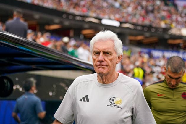 USA: Fußball FIFA World Cup, WM, Weltmeisterschaft, Fussball 2026, Sechzehntelfinale, Round of 32, Südafrika vs Kanada, South Africa vs Canada, SoFi Stadium (Inglewood, Los Angeles County, Kalifornien): Hugo Broos (Trainer Südafrika) *** USA Soccer 2026 FIFA World Cup, Round of 32, South Africa vs. Canada, SoFi Stadium, Inglewood, Los Angeles County, California; Hugo Broos, South Africa s head coach Copyright: xJOERANxSTEINSIEKx