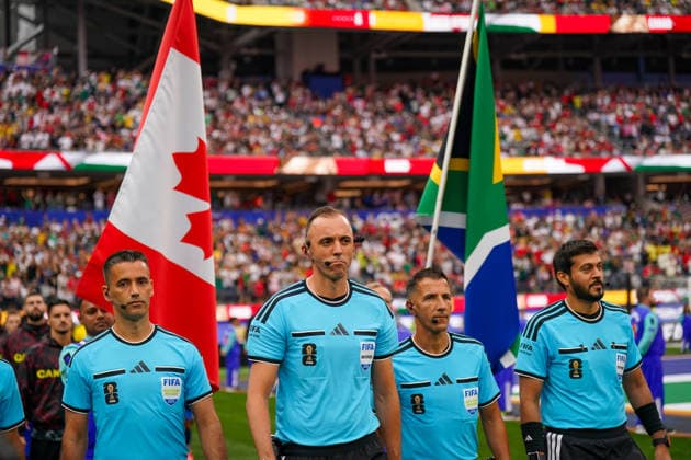 USA: Fußball FIFA World Cup, WM, Weltmeisterschaft, Fussball 2026, Sechzehntelfinale, Round of 32, Südafrika vs Kanada, South Africa vs Canada, SoFi Stadium (Inglewood, Los Angeles County, Kalifornien): Schiedsrichter Joao Pinheiro (Portugal) *** USA Soccer 2026 FIFA World Cup, Round of 32, South Africa vs. Canada, SoFi Stadium, Inglewood, Los Angeles County, California; Referee: Joao Pinheiro (Portugal) Copyright: xJOERANxSTEINSIEKx