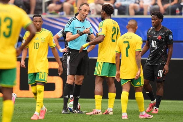 FIFA World Cup, WM, Weltmeisterschaft, Fussball 2026 - Round of 32 - South Africa vs Canada Portuguese referee Joao Pinheiro talks to Ime Okon of South Africa during the FIFA World Cup 2026 Round of 32 match South Africa against Canada, in Los Angeles, USA, 28 June 2026. LOS ANGELES United States  Copyright: xSCOTTxSTRAZZANTEx