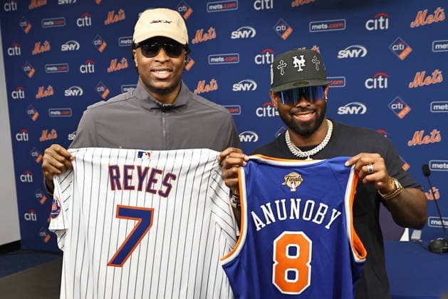 MLB, Baseball Herren, USA New York Mets Press Photo New York Knicks forward OG Anunoby and former New York Mets shortstop Jose Reyes exchange jerseys in the Shannon Forde press conference, PK, Pressekonferenz Room before the baseball game against the Philadelphia Phillies at Citi Field in Corona, New York, on June 28, 2026. Flushing United States  Copyright: xGordonxDonovanx originalFilename:donovan-mlbphila260628_nprug.jpg