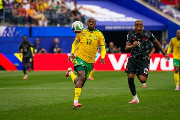 USA: Fußball FIFA World Cup, WM, Weltmeisterschaft, Fussball 2026, Sechzehntelfinale, Round of 32, Südafrika vs Kanada, South Africa vs Canada, SoFi Stadium (Inglewood, Los Angeles County, Kalifornien): Evidence Makgopa (Südafrika 17) Derek Cornelius (Kanada 13) *** USA Soccer 2026 FIFA World Cup, Round of 32, South Africa vs. Canada, SoFi Stadium, Inglewood, Los Angeles County, California. Evidence Makgopa (South Africa) 17, Derek Cornelius (Canada) 13 Copyright: xJOERANxSTEINSIEKx