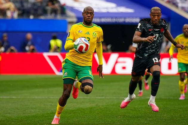 USA: Fußball FIFA World Cup, WM, Weltmeisterschaft, Fussball 2026, Sechzehntelfinale, Round of 32, Südafrika vs Kanada, South Africa vs Canada, SoFi Stadium (Inglewood, Los Angeles County, Kalifornien): Evidence Makgopa (Südafrika 17) Derek Cornelius (Kanada 13) *** USA Soccer 2026 FIFA World Cup, Round of 32, South Africa vs. Canada, SoFi Stadium, Inglewood, Los Angeles County, California. Evidence Makgopa (South Africa) 17, Derek Cornelius (Canada) 13 Copyright: xJOERANxSTEINSIEKx