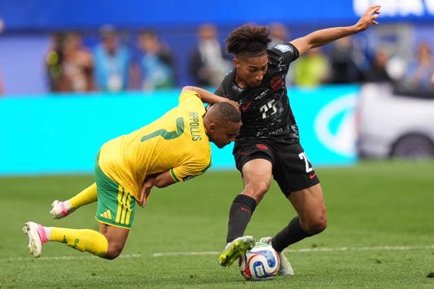 FIFA World Cup, WM, Weltmeisterschaft, Fussball 2026 - Round of 32 - South Africa vs Canada Oswin Appollis (L) of South Africa in action against Nathan Saliba of Canada during the FIFA World Cup 2026 Round of 32 match South Africa against Canada, in Los Angeles, USA, 28 June 2026. LOS ANGELES United States  Copyright: xSCOTTxSTRAZZANTEx