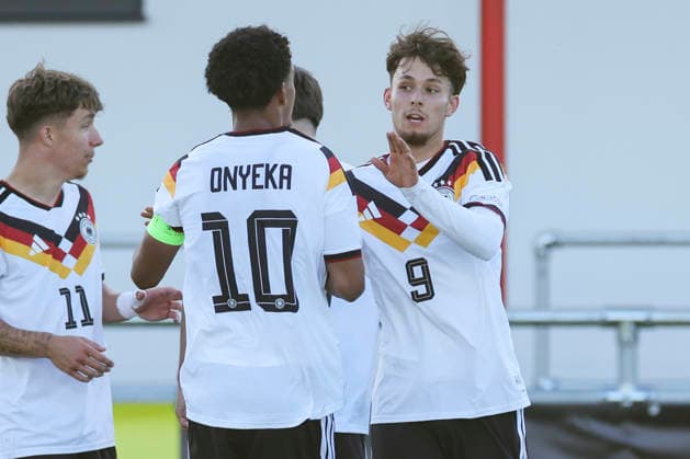 Otto Stange (Germany) bejubelt seinen Treffer zum 3:0 mit Francis Onyeka (Germany), UEFA European Under-19 Championship 2026 Group A, Germany v Denmark, Central Park Stadium am 28. June 2026 in Denbigh, Vereinigtes Königreich. (Foto von Marco Steinbrenner DeFodi Images) Otto Stange (Germany) celebrates after scoring his teams third Goal with Francis Onyeka (Germany), UEFA European Under-19 Championship 2026 Group A, Germany v Denmark, Central Park Stadium, June 28, 2026 in Denbigh, United Kingdom. (Photo by Marco Steinbrenner DeFodi Images) - *** Otto Stange (Germany) celebrates his goal to make it 3–0 with Francis Onyeka (Germany), 2026 UEFA European Under-19 Championship, Group A, Germany vs. Denmark, Central Park Stadium on June 28, 2026, in Denbigh, United Kingdom. Photo by Marco Steinbrenner, DeFodi Images. Otto Stange (Germany) celebrates after scoring his team’s third goal with Francis Onyeka (Germany), UEFA European Under-19 Championship 2026, Group A, Germany vs. Denmark, Central Park Stadium, June 28, 2026, in Denbigh, United Kingdom. Photo by Marco Steinbrenner, DeFodi Images
