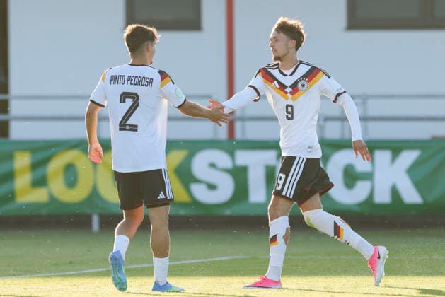 Otto Stange (Germany) bejubelt seinen Treffer zum 3:0 mit Rafael Pinto Pedrosa (Germany), UEFA European Under-19 Championship 2026 Group A, Germany v Denmark, Central Park Stadium am 28. June 2026 in Denbigh, Vereinigtes Königreich. (Foto von Marco Steinbrenner DeFodi Images) Otto Stange (Germany) celebrates after scoring his teams third Goal with Rafael Pinto Pedrosa (Germany), UEFA European Under-19 Championship 2026 Group A, Germany v Denmark, Central Park Stadium, June 28, 2026 in Denbigh, United Kingdom. (Photo by Marco Steinbrenner DeFodi Images) - *** Otto Stange (Germany) celebrates his goal to make it 3–0 with Rafael Pinto Pedrosa (Germany), 2026 UEFA European Under-19 Championship, Group A, Germany vs. Denmark, Central Park Stadium on June 28, 2026, in Denbigh, United Kingdom. Photo by Marco Steinbrenner, DeFodi Images. Otto Stange (Germany) celebrates after scoring his team’s third goal with Rafael Pinto Pedrosa (Germany), UEFA European Under-19 Championship 2026, Group A, Germany vs. Denmark, Central Park Stadium, June 28, 2026, in Denbigh, United Kingdom. Photo by Marco Steinbrenner, DeFodi Images