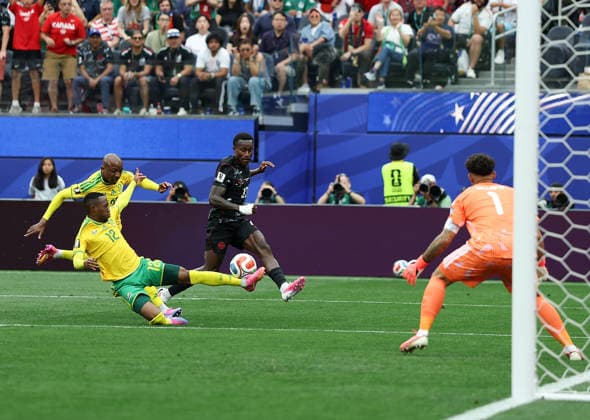 (260629) -- LOS ANGELES, June 29, 2026 -- Richie Laryea (2nd R) of Canada shoots during the round of 32 match between Canada and South Africa at the 2026 FIFA World Cup, WM, Weltmeisterschaft, Fussball at Los Angeles Stadium in Los Angeles, the United States, June 28, 2026. ) (SP)U.S.-LOS ANGELES-FOOTBALL-FIFA WORLD CUP-ROUND OF 32-CAN VS RSA MaoxSiqian 