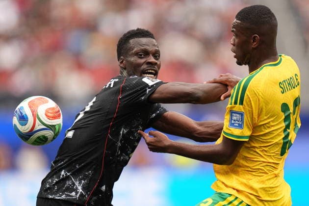 FIFA World Cup, WM, Weltmeisterschaft, Fussball 2026 - Round of 32 - South Africa vs Canada Tani Oluwaseyi of Canada in action against Sphephelo Sithole of South Africa during the FIFA World Cup 2026 Round of 32 match South Africa against Canada, in Los Angeles, USA, 28 June 2026. LOS ANGELES United States  Copyright: xSCOTTxSTRAZZANTEx