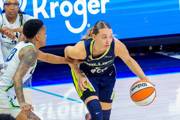 ARLINGTON, TX - JUNE 28: Dallas Wings guard Paige Bueckers (5) dribbles past Minnesota Lynx guard Courtney Williams (10) during the WNBA, Basketball Damen, USA game between the Dallas Wings and the Minnesota Lynx on June 28, 2026, at College Park Center in Arlington, TX. (Photo by Adam Davis Icon Sportswire) WNBA: JUN 28 Minnesota Lynx at Dallas Wings EDITORIAL USE ONLY Icon2606281039