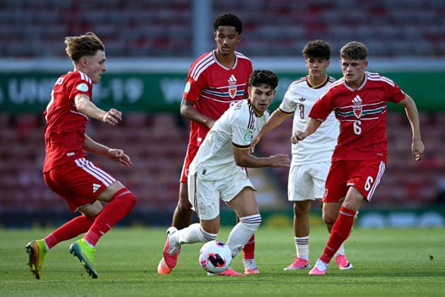 Football - 2026 UEFA European Under-19 Championship (U19 Euros) - Group A: Wales vs. Spain - SToK Cae Ras (Racecourse Ground) - Sunday 28th June 2026 Spain midfielder Xavi Espart (centre) in action COLORSPORT BARRY MITCHELL 