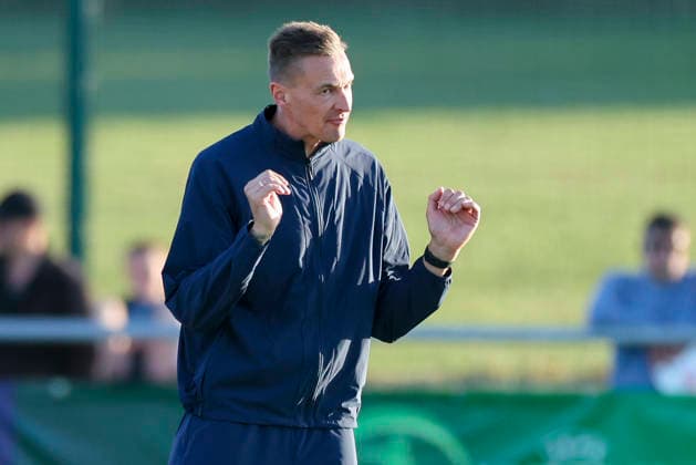 Trainer Mads Lyng (Denmark) gestikuliert, UEFA European Under-19 Championship 2026 Group A, Germany v Denmark, Central Park Stadium am 28. June 2026 in Denbigh, Vereinigtes Königreich. (Foto von Marco Steinbrenner DeFodi Images) Trainer Mads Lyng (Denmark) gestures, UEFA European Under-19 Championship 2026 Group A, Germany v Denmark, Central Park Stadium, June 28, 2026 in Denbigh, United Kingdom. (Photo by Marco Steinbrenner DeFodi Images) - *** Coach Mads Lyng of Denmark gestures, 2026 UEFA European Under-19 Championship Group A, Germany vs. Denmark, Central Park Stadium on June 28, 2026, in Denbigh, United Kingdom. Photo by Marco Steinbrenner, DeFodi Images. Coach Mads Lyng of Denmark gestures, UEFA European Under-19 Championship 2026, Group A, Germany vs. Denmark, Central Park Stadium, June 28, 2026, in Denbigh, United Kingdom. Photo by Marco Steinbrenner, DeFodi Images