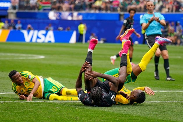 USA: Fußball FIFA World Cup, WM, Weltmeisterschaft, Fussball 2026, Sechzehntelfinale, Round of 32, Südafrika vs Kanada, South Africa vs Canada, SoFi Stadium (Inglewood, Los Angeles County, Kalifornien): Zusammenstoss *** USA Soccer 2026 FIFA World Cup, Round of 32, South Africa vs. Canada, SoFi Stadium, Inglewood, Los Angeles County, California, Match Copyright: xJOERANxSTEINSIEKx