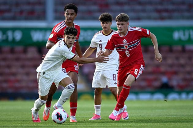 Football - 2026 UEFA European Under-19 Championship (U19 Euros) - Group A: Wales vs. Spain - SToK Cae Ras (Racecourse Ground) - Sunday 28th June 2026 Spain™s Xavi Espart on the ball COLORSPORT BARRY MITCHELL 