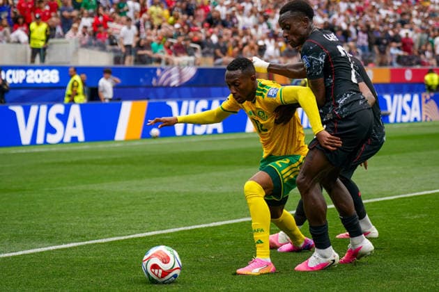 USA: Fußball FIFA World Cup, WM, Weltmeisterschaft, Fussball 2026, Sechzehntelfinale, Round of 32, Südafrika vs Kanada, South Africa vs Canada, SoFi Stadium (Inglewood, Los Angeles County, Kalifornien): Thapelo Maseko (Südafrika 12) Richie Laryea (Kanada 22) *** USA Soccer 2026 FIFA World Cup, Round of 32, South Africa vs. Canada, SoFi Stadium, Inglewood, Los Angeles County, California; Thapelo Maseko (South Africa) 12, Richie Laryea (Canada) 22 Copyright: xJOERANxSTEINSIEKx